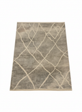 Tapis rectangulaire à poils courts de grande taille, couleur gris foncé, avec un grand motif géométrique abstrait et des lignes beige clair. Dimensions 200x300 cm.