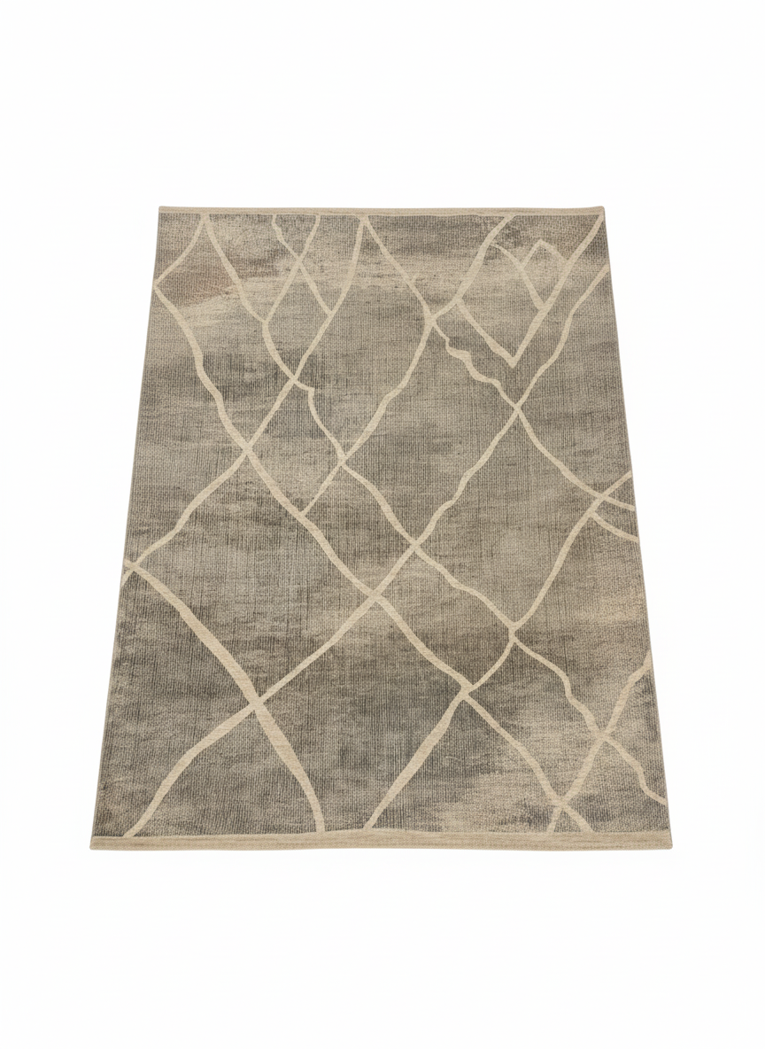 Tapis rectangulaire à poils courts de grande taille, couleur gris foncé, avec un grand motif géométrique abstrait et des lignes beige clair. Dimensions 200x300 cm.
