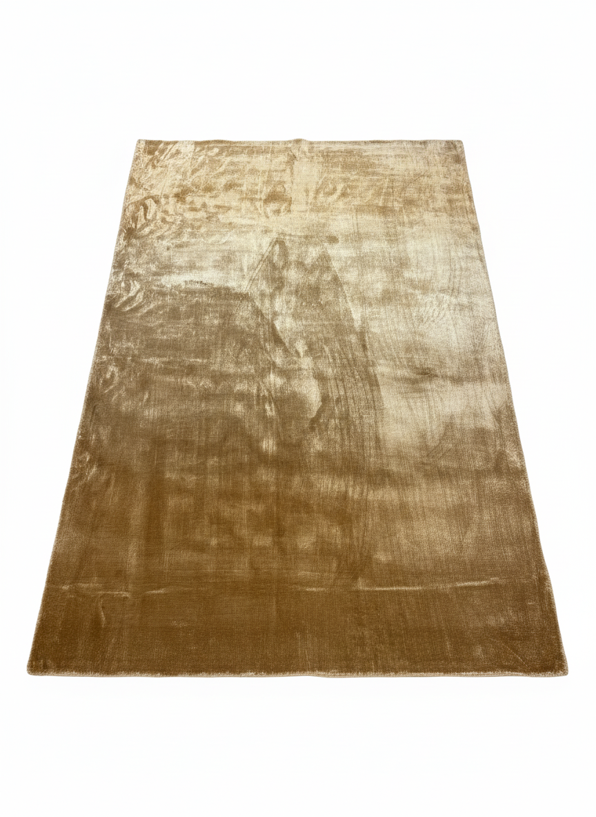 Tapis rectangulaire de grande taille, couleur ocre jaune avec des reflets dorés brillants. Texture à poils longs soyeux et lumineux. Dimensions 200x300 cm.