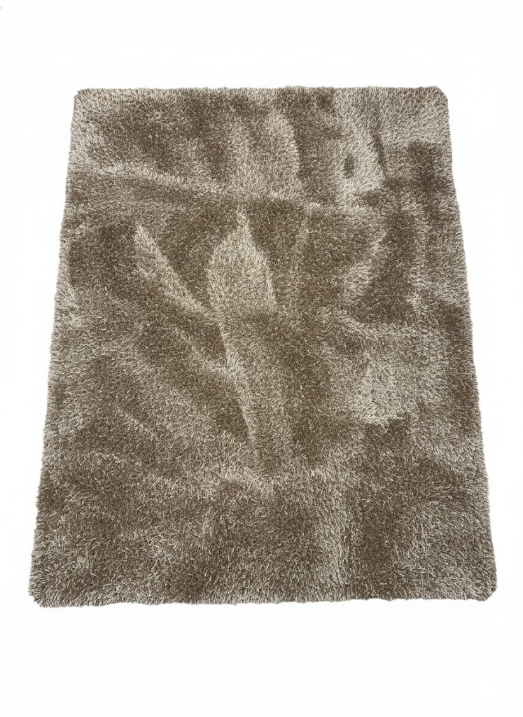 Tapis rectangulaire shaggy (poils longs) de couleur taupe/gris, avec un effet légèrement brillant ou chatoyant. Très moelleux, idéal pour un intérieur cosy. Dimensions 170 x240 cm.