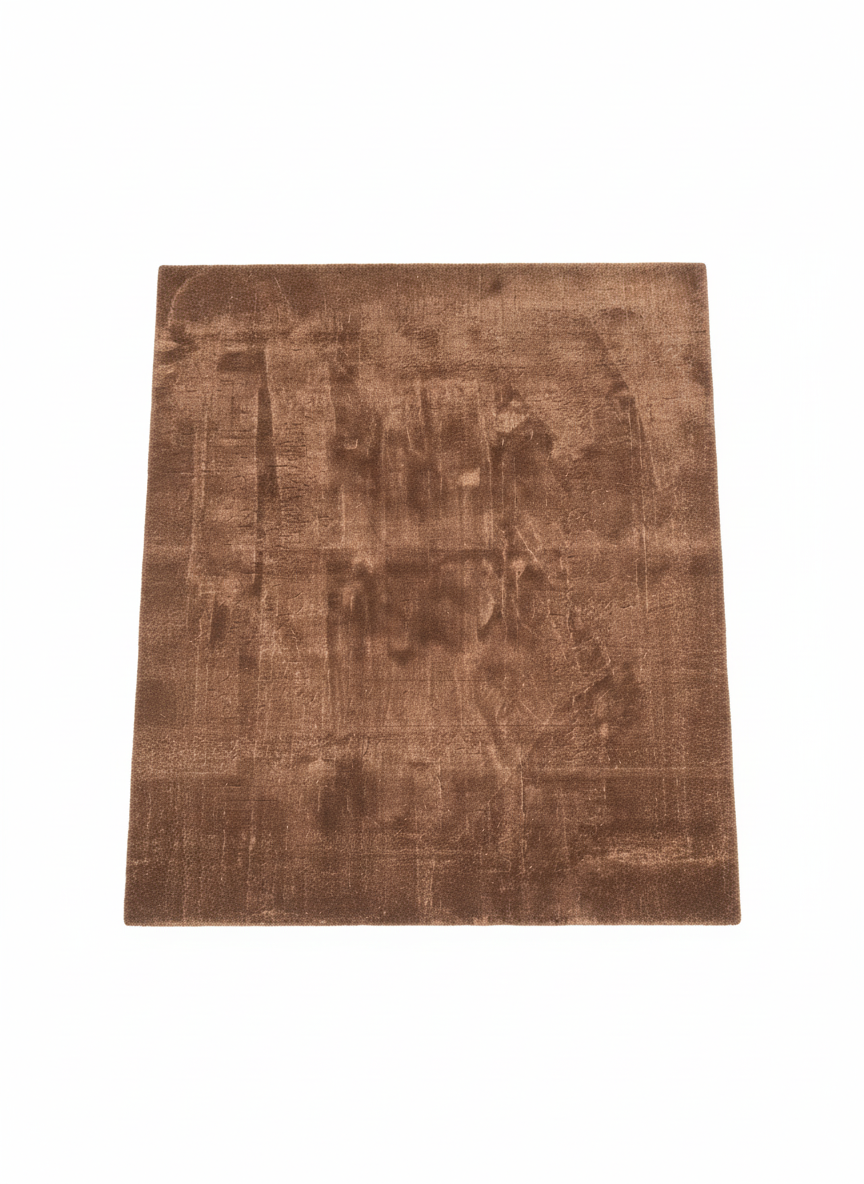 Tapis rectangulaire à poils courts de couleur brun moyen uni, avec des reflets subtils. Texture dense et aspect velouté. Dimensions 250x300cm.