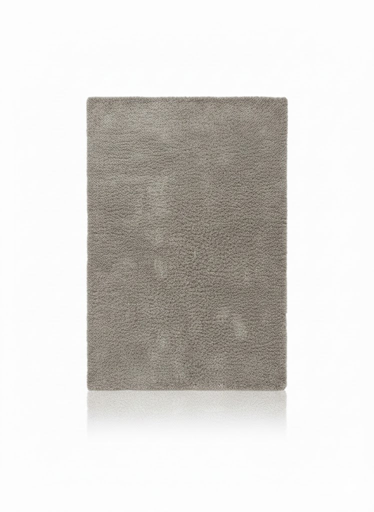 Tapis rectangulaire à poils courts de couleur gris clair uni. Coupe dense et aspect velouté. Dimensions 200x300 cm.